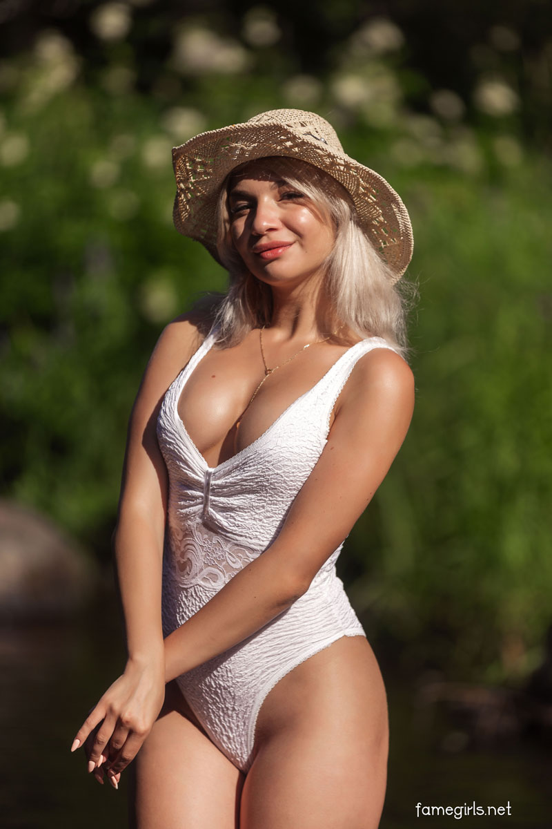 🔴 Amelia Round Ass Blonde in the River